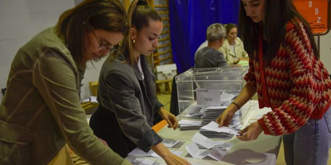 Wahlhelferinnen zählen Stimmen in einem Wahllokal im nordspanischen Pamplona. regionalwahlen spanien