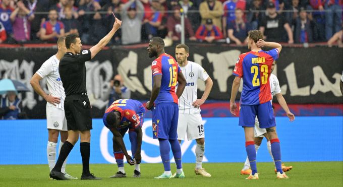 Schiedsrichter Alesandro Dudic zeigt Kasim Adams vom FC Basel die Rote Karte. FC Basel