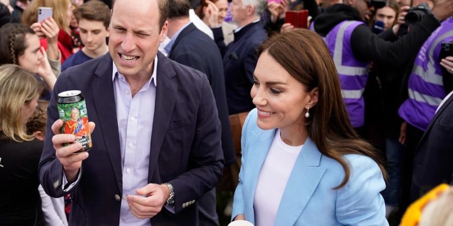 Prinz William wurde ein Bier überreicht.