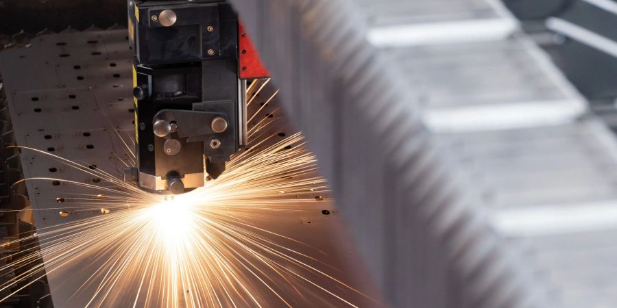 Eine Metallplatte wird in der Produktion eines mittelständischen Unternehmens in Sachsen bearbeitet.