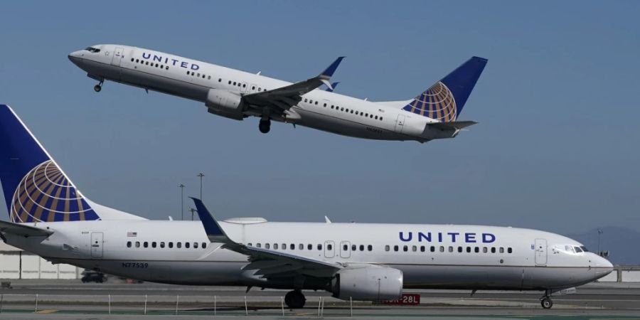 Die US-Fluggesellschaft United Airlines ist mit roten Zahlen ins Geschäftsjahr gestartet. In den drei Monaten bis Ende März fiel unterm Strich ein Verlust von 194 Millionen Dollar an, wie das Unternehmen am Dienstag nach US-Börsenschluss mitteilte. (Archivbild)