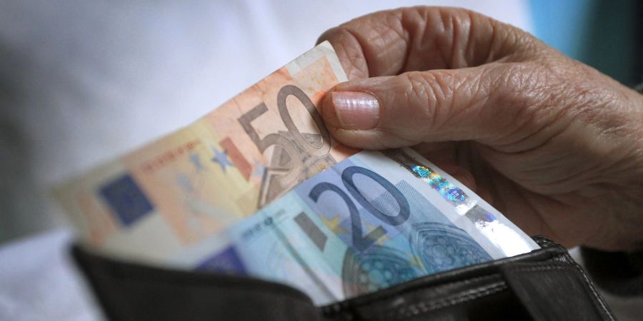 Rentner aufgepasst: Die Energiepauschale müssen Sie an niemanden abgeben - auch nicht an Ihr Pflegeheim.