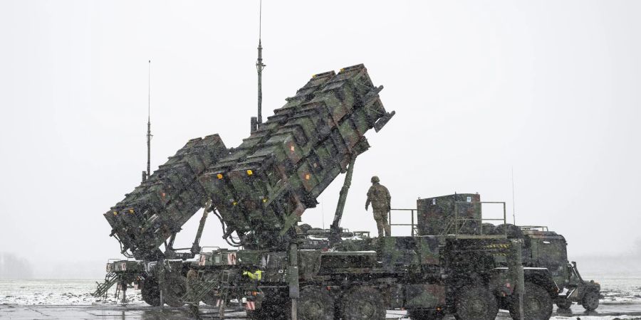 Ein Bundeswehr-Soldat steht Anfang April auf einem Anhänger mit Abschussrampen für Lenkflugkörper des Patriot-Luftabwehrsystems auf einem schneebedeckten Feld im südosten Polens.