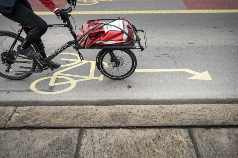 Umso ärgerlicher ist es für Autofahrer, wenn die begehrten Parkplätze von Velos blockiert werden. (Symbolbild)