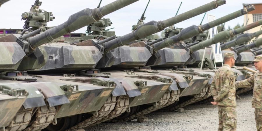 ARCHIV - Panzer des Typs M1A2 Abrams stehen auf dem Gelände der 1. Brigade der 3. Infanterie-Division (Raider Brigade) in Grafenwöhr. Foto: Daniel Karmann/dpa