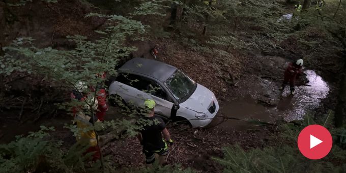 Dumm gelaufen - Hinwil ZH: Auto landet in Bachbett!