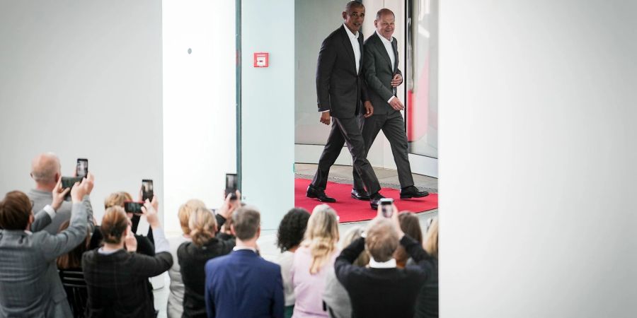 Bundeskanzler Olaf Scholz (r, SPD) empfängt den früheren US-Präsidenten Barack Obama (2.v.r.) im Bundeskanzleramt.