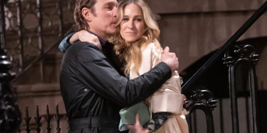 Dreharbeiten für «And Just Like That...»: Carrie (Sarah Jessica Parker) und Aidan (John Corbett) wurden bereits eng umschlungen abgelichtet.