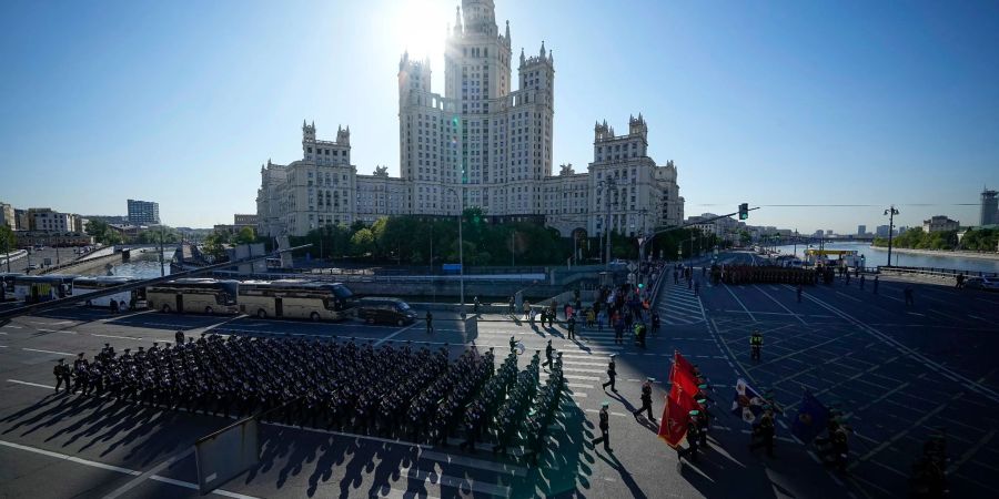 Russische Soldaten marschieren zum Roten Platz, um an einer Militärparade zum Tag des Sieges in Moskau teilzunehmen.