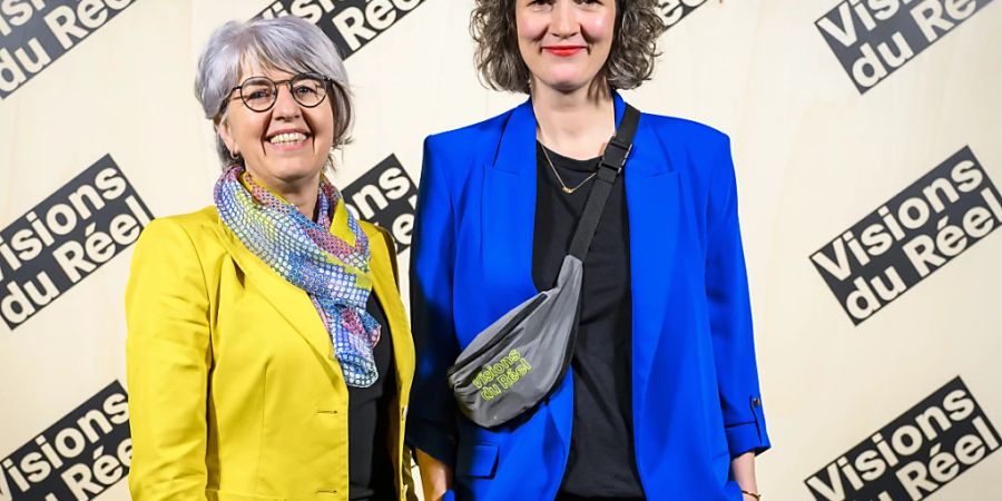 Bundesrätin Elisabeth Baume-Schneider hat am Freitagabend in Nyon die 54. Ausgabe des Dokumentarfilmfestivals eröffnet. An ihrer Seite Emilie Bujès, die künstlerische Leiterin des Festivals.