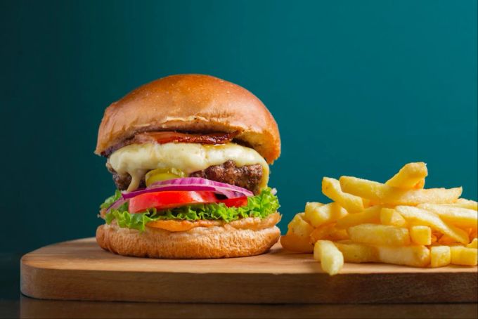 Für den Burger der Zukunft muss kein Tier mehr geschlachtet werden. Neue Verfahren erlauben es, Fleisch und andere Proteine im Labor herzustellen. Burger