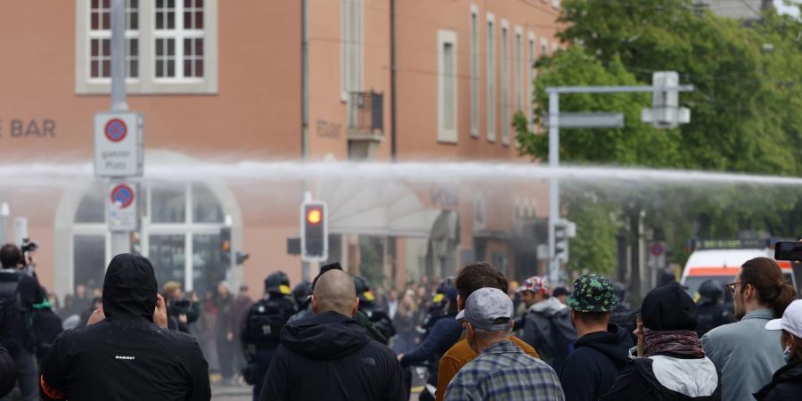 Wasserwerfer kamen zum Einsatz.