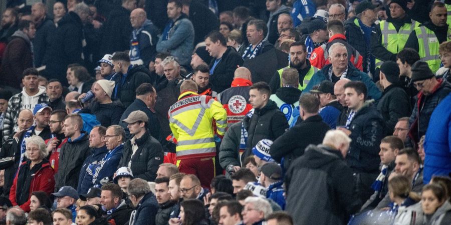 Während der Partie des FC Schalke 04 gegen Bayer Leverkusen gab es einen medizinischen Notfall.