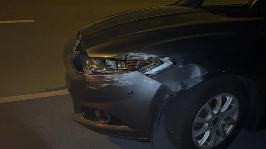 Bei dem Unfall wurde die Person, die das Auto fuhr nicht verletzt. Auch keine Zugpassagiere kamen zu Schaden.