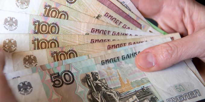 Ein Frau hält russische Rubel-Banknoten in den Händen. (Archivbild) Ein Frau hält russische Rubel-Banknoten in den Händen. (Archivbild)