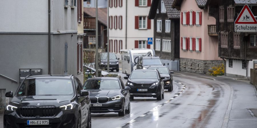 Automobilisten umfahren des Stau durch das Dorf Amsteg. Reiseverkehr am Wochenende vor Ostern staut sich bei der Autobahneinfahrt Wassen bis zu 13 Kilometer, am Samstag, 1. April 2023.