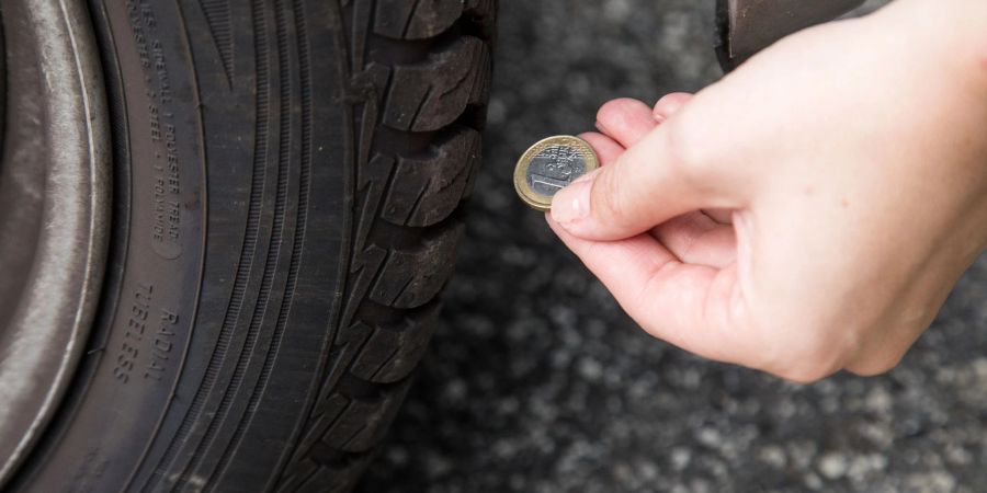 Reifenprofil noch gut? Mit einer Ein-Euro-Münze lässt sich das schnell feststellen.
