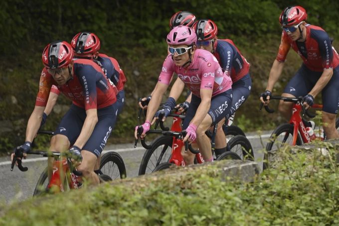 Geraint Thomas (pink) behauptet bei der 11. Etappe des Giro d'Italia seine Leader-Position. geraint