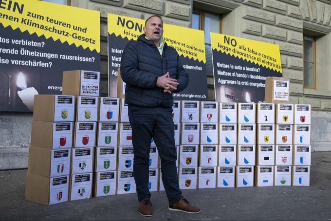 Nationalrat Marcel Dettling (SVP) bei der Abgabe von über 50'000 Unterschriften für das Referendum gegen das Klimaschutz-Gesetz. MArcel DEttling Klimaschutz-Gesetz