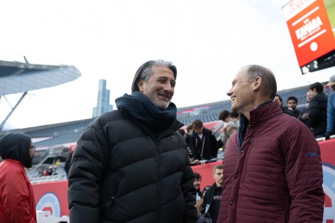 Murat Yakin im Gespräch mit Chicago- und Lugano-Besitzer Joe Mansueto. Murat Yakin