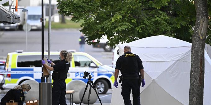In einem Einkaufszentrum in Stockholm ist ein junger Mann erschossen worden. (Symbolbild) Schüsse Stockholm Bandenkriminalität