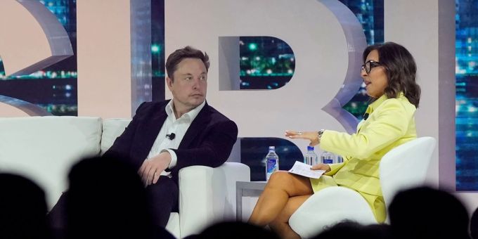Elon Musk wurde Mitte April auf einer Branchenkonferenz von Linda Yaccarino interviewt. Elon Musk Linda Yaccarino