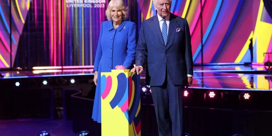 Königin Camilla und König Charles III. bei der Enthüllung des ESC-Bühnenbildes in Liverpool.