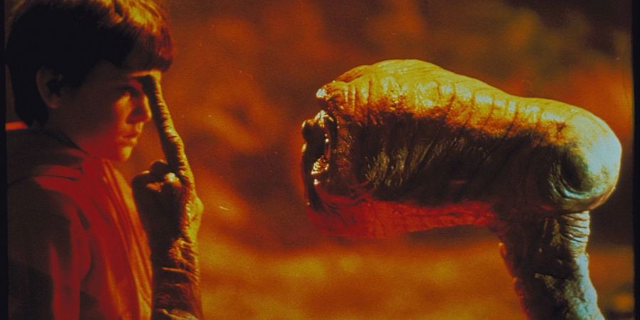 E.T. hat ungewöhnliche Fähigkeiten, die er Elliott (Henry Thomas) zeigt - eine Szene aus «E.T. - Der Ausserirdische» (undatiert). Vor 40 Jahren kam das amerikanische Sci-Fi-Märchen auf den Markt.