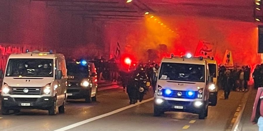 Basel: Fussballfans ziehen durch die Stadt