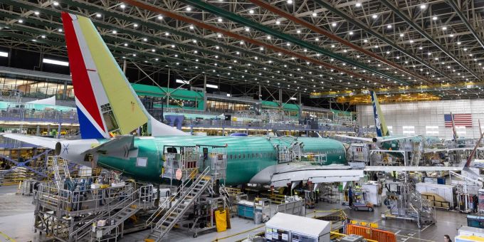 Die Endmontagelinie der 737 MAX im Boeing-Werk Renton im US-Bundesstaat Washington. Die Endmontagelinie der 737 MAX im Boeing-Werk Renton im US-Bundesstaat Washington.