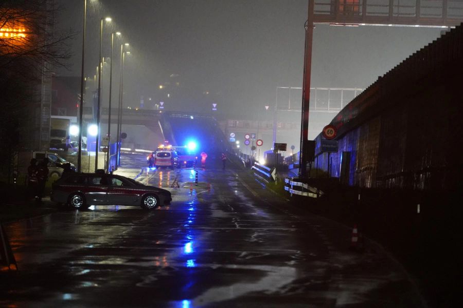 Minuten später verlor ein 39-Jähriger die Kontrolle über sein Fahrzeug und schleuderte über die Autobahn.  Dabei erfasste der Fahrer den 30-Jährigen Helfer auf dem Pannenstreifen.