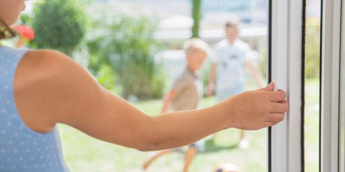 Ein einfaches Mittel gegen sommerliche Plagegeister wie Fliegen und Wespen: das Insektenschutzgitter. insekten schutz