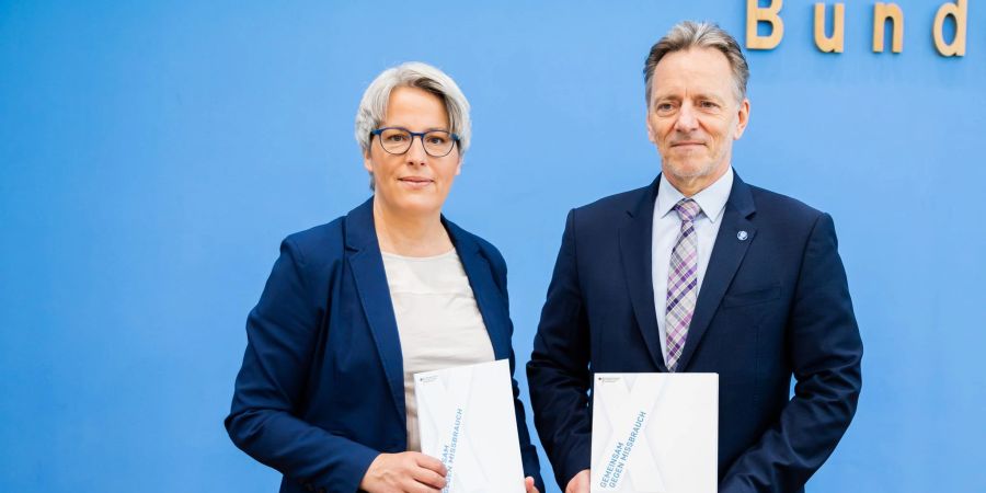 Kerstin Claus (l), die unabhängige Beauftragte für Fragen des sexuellen Kindesmissbrauchs, und BKA-Präsident Holger Münch stellen die Zahlen kindlicher Gewaltopfer vor.