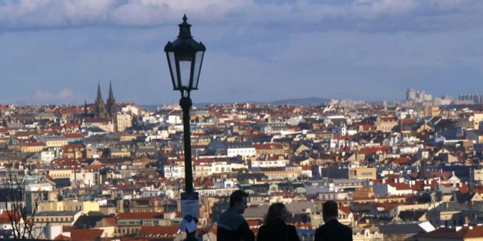 Touristen blicken über Prag. Prag