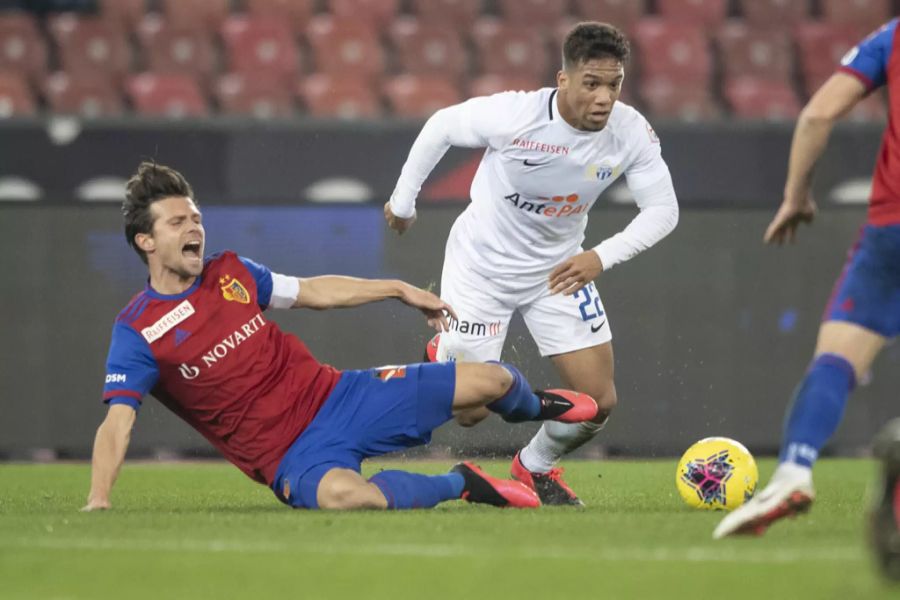 Kevin Rüegg im Spiel gegen den FCB mit Captain Valentin Stocker.