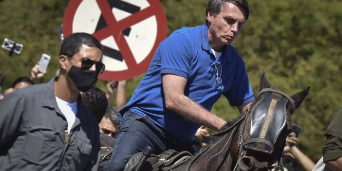 Brasiliens Präsident Jair Bolsonaro heizt mit seinen Auftritten die Stimmung im Land auf. Virus Outbreak Brazil Bolsonaro