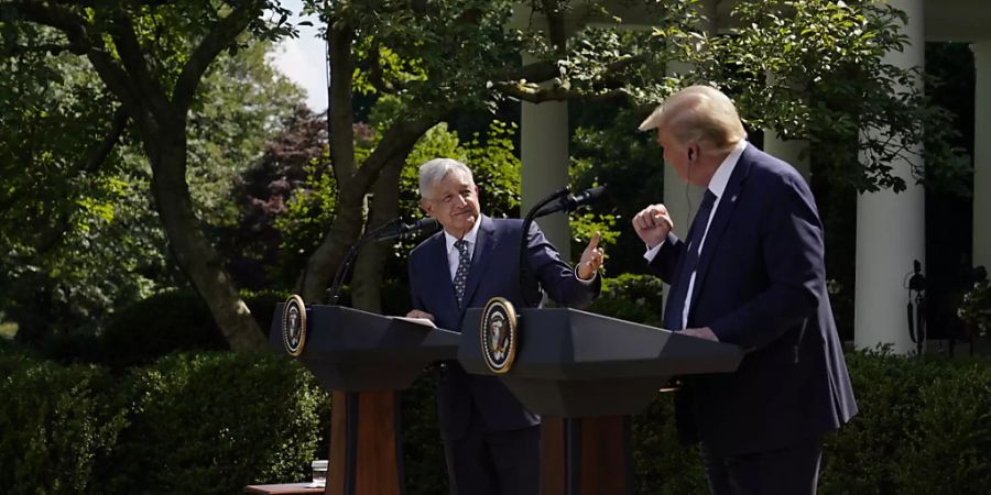 US-Präsident Donald Trump und sein mexikanischer Kollege Andres Manuel Lopez Obrador feiern das neue nordamerikanische Freihandelsabkommen, das Trump als «historischen Sieg» bezeichnete. (Foto: Evan Vucci/AP/KEYSTONE-SDA)