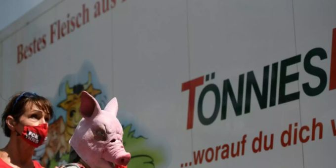 Demonstration vor Tönnies-Zentrale Demonstration vor Tönnies-Zentrale
