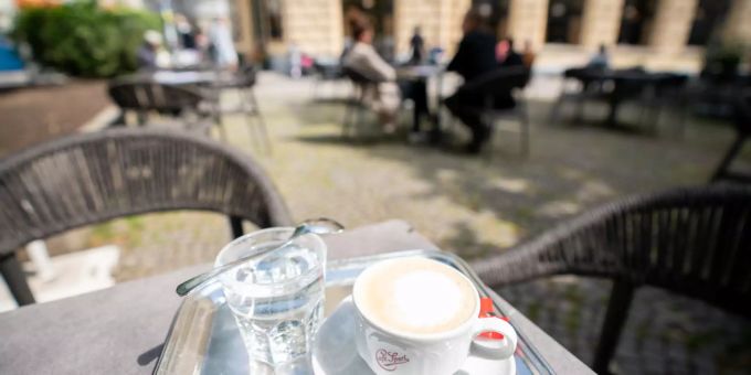 Ein Kaffee und ein Glas Wasser stehen auf einem Tisch eines Cafés in Österreich. (Symbolbild) österreich café coronavirus