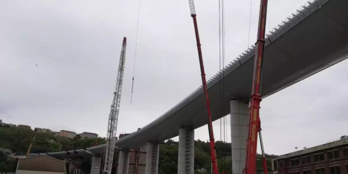 Die letzten Bauarbeiten an der neuen Autobahnbrücke in Genua. Das alte Morandi-Viadukt war im August vor zwei Jahren eingestürzt. Foto: Commissario Ricostruzione Genova/dpa Genua