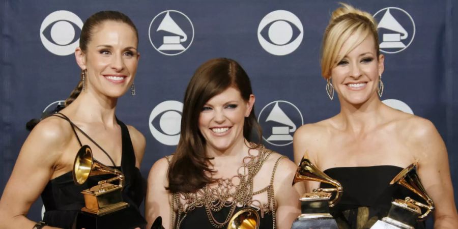 ARCHIV - Emily Robison (l-r), Natalie Maines und Martie Maguire von der Gruppe The Dixie Chicks Anfang 2007. Foto: Kevork Djansezian/AP/dpa