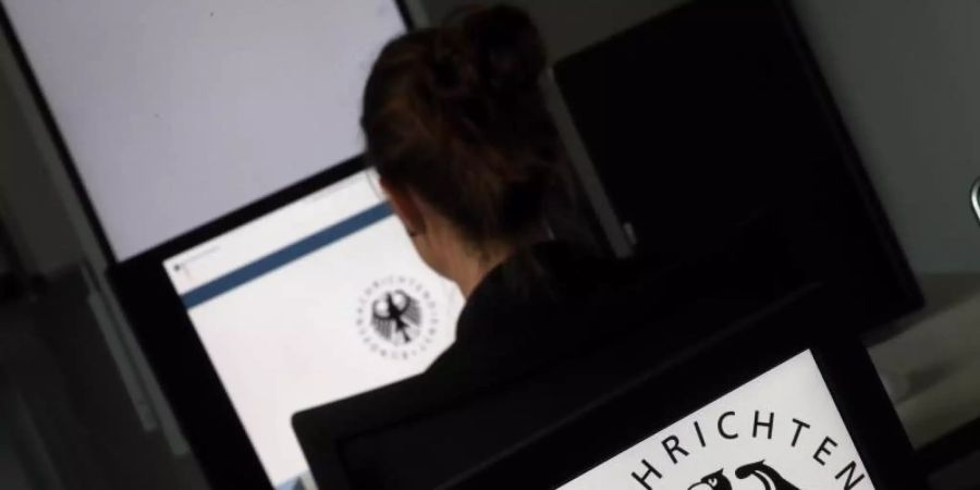 Eine Geheimdienst-Mitarbeiterin sitzt in der Zentrale des Bundesnachrichtendienstes (BND) in einem Schulungsraum. Foto: Wolfgang Kumm/dpa/Symbolbild