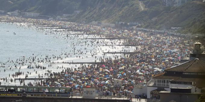 Viele Menschen besuchten am 24. Juni trotz Coronavirus bei sommerlichem Wetter den Strand in Bournemouth. Bournemouth Coronavirus Strände