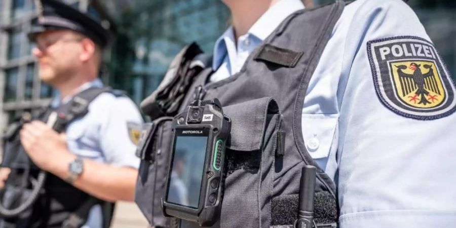 Beamte der Bundespolizei am Berliner Hauptbahnhof. Innenminister Seehofer will Bundespolizisten wieder zu Einsätzen nach Berlin schicken. Foto: Michael Kappeler/dpa