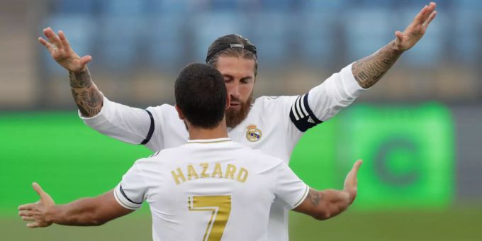 Sergio Ramos (hinten) von Real Madrid umarmt seinen Teamkollegen Eden Hazard nach seinem Tor zum 2:0. Real Madrid