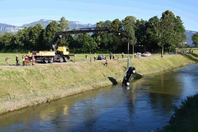 Das Auto wird aus dem Wasser geborgen. Au