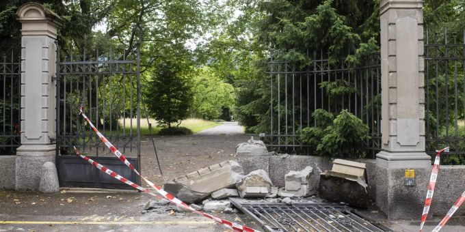Ein Unbekannter raste am Samstag mit einem gestohlenen Audi durch den Friedhof Sihlfeld in Zürich. Friedhof Sihlfeld