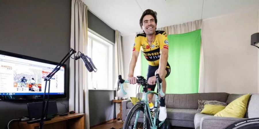 Tom Dumoulin beim Radtraining im Wohnszimmer. Foto: "robin Van Lonkhuijsen"/ANP/dpa