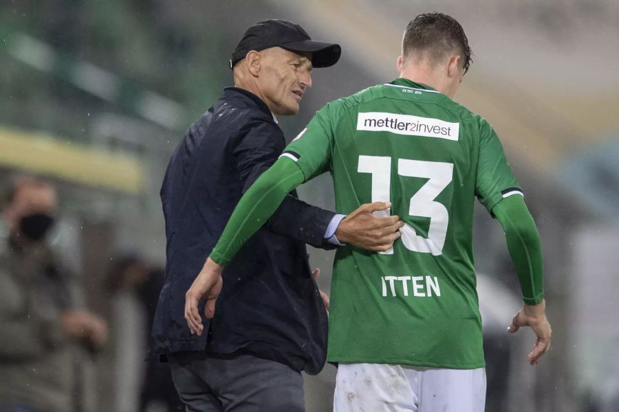 Trainer Peter Zeidler im Gespräch mit St.Gallens Doppeltorschützen Cedric Itten.