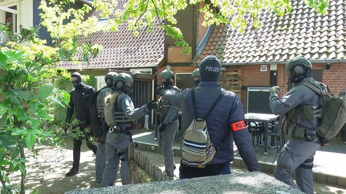 Polizisten stehen nach der Festnahme eines Verdächtigen zusammen. Rund sieben Monate nach seinem vermeintlichen Ertrinken in der Ostsee haben Ermittler einen 52-jährigen Kieler in Niedersachsen (D) ausfindig gemacht. Festnahme von Versicherungsbetrüger